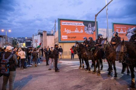 التجمع يطلق هجومًا مضادًا وينصب لافتات ضد نتنياهو في مركز تل ابيب